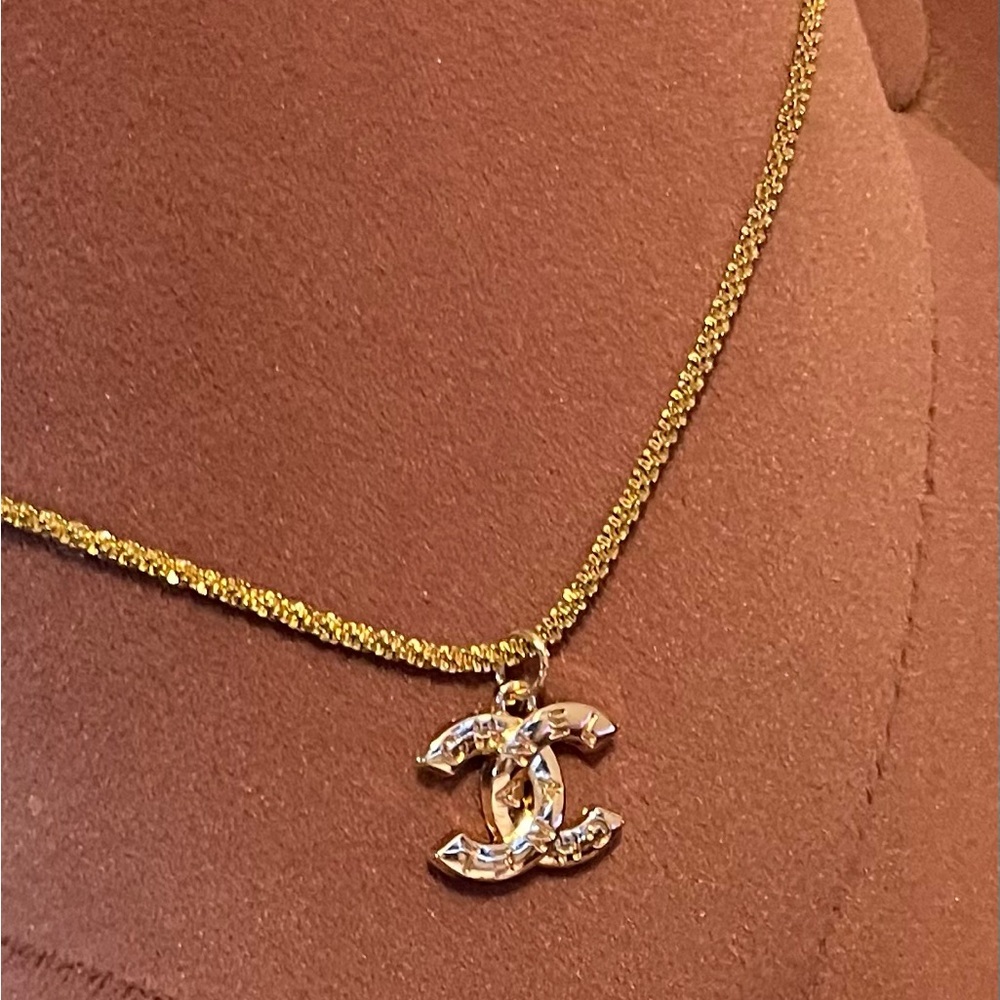 CHANEL Gold Necklace with Signature Emblem - Picture 2 of 7